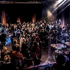 Concert silencieux, public au casque devant la scène